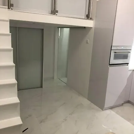 Colton West Deluxe * Budapest