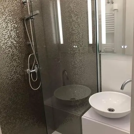 Colton West Deluxe Budapest